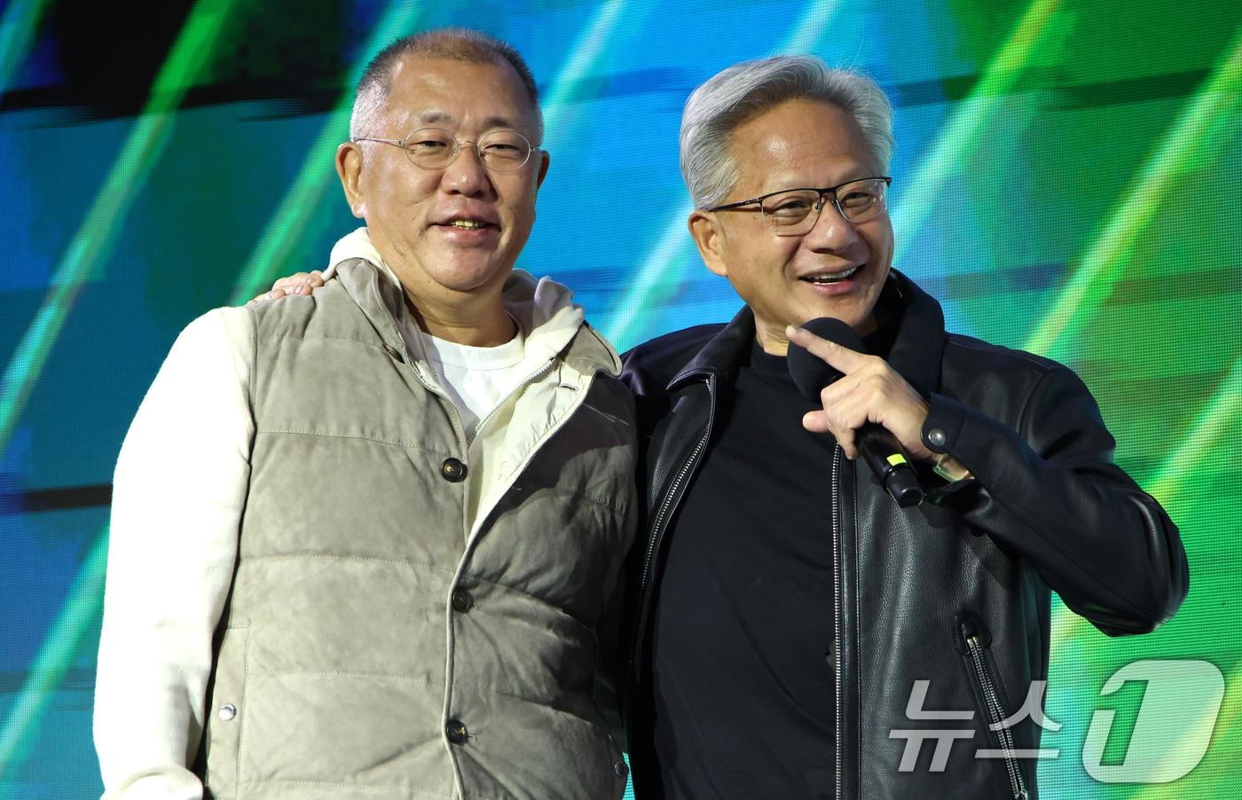 젠슨 황 엔비디아 CEO가 30일 밤 서울 강남구 코엑스광장에서 지포스&#40;GeForce&#41; 한국 25주년을 기념해 열린 &#39;지포스 게이머 페스티벌&#39;에 정의선 현대차그룹 회장과 함께 올라 인사를 하고 있다. &#40;공동취재&#41; 2025.10.30/뉴스1 ⓒ News1 김진환 기자