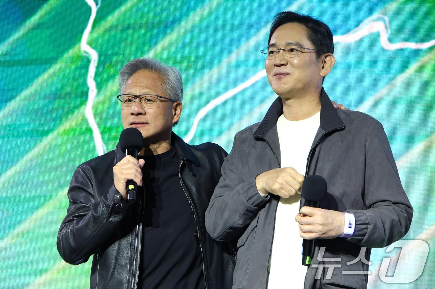 본문 이미지 - 젠슨 황 엔비디아 CEO가 30일 밤 서울 강남구 코엑스 K-POP 광장에서 지포스(GeForce) 한국 25주년을 기념해 열린 '지포스 게이머 페스티벌'에서 이재용 삼성전자 회장과 함께 올라 발언하고 있다. (공동취재) 2025.10.30 ⓒ 뉴스1 김진환 기자