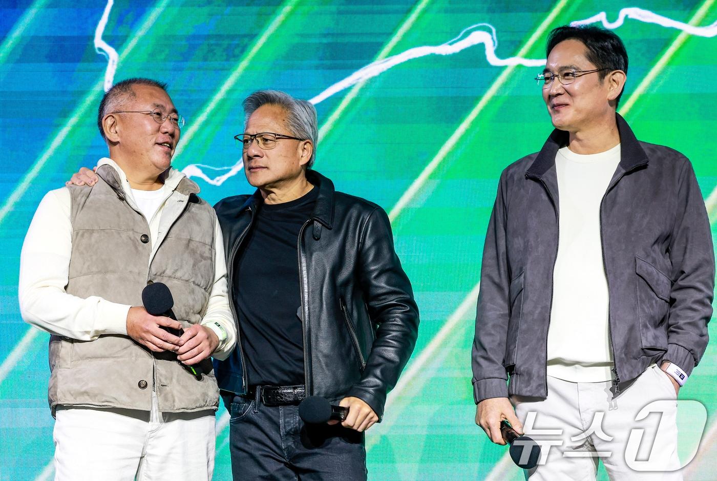 본문 이미지 - 젠슨 황 엔비디아 최고경영자(CEO)와 이재용 삼성전자 회장, 정의선 현대차그룹 회장이 서울 강남구 코엑스에서 열린 엔비디아 지포스 게이머 페스티벌에 참석하고 있다. (공동취재) 2025.10.30 ⓒ 뉴스1 김진환 기자