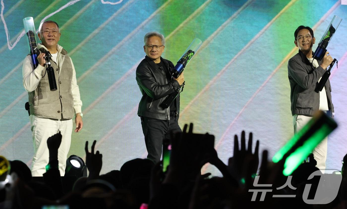 젠슨 황 엔비디아 CEO가 30일 밤 서울 강남구 코엑스광장에서 지포스&#40;GeForce&#41; 한국 25주년을 기념해 열린 &#39;지포스 게이머 페스티벌&#39;에 이재용 삼성전자 회장, 정의선 현대차그룹 회장과 함께 올라 인사를 하고 있다. &#40;공동취재&#41; 2025.10.30/뉴스1 ⓒ News1 김진환 기자