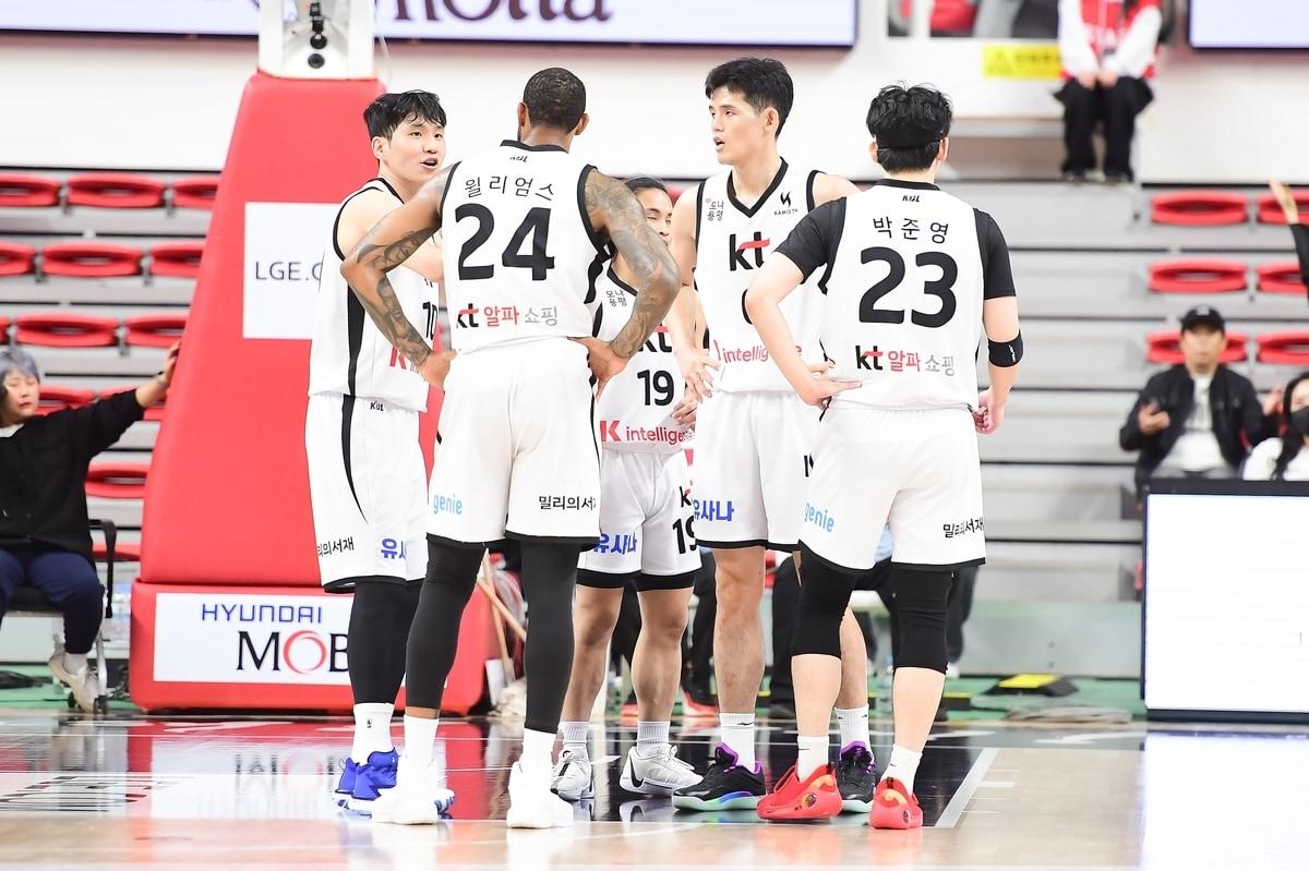 본문 이미지 - 수원 KT 선수들. (KBL 제공)
