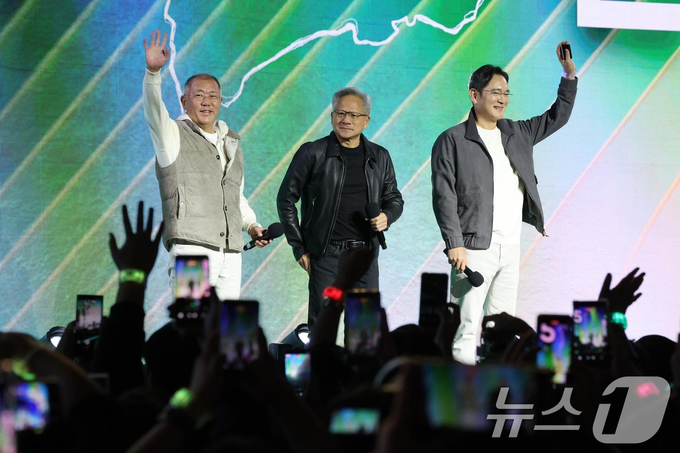 젠슨 황 엔비디아 CEO가 30일 밤 서울 강남구 코엑스광장에서 지포스(GeForce) 한국 25주년을 기념해 열린 '지포스 게이머 페스티벌'에 이재용 삼성전자 회장, 정의선 현대차그룹 회장과 함께 올라 인사를 하고 있다. (공동취재) 2025.10.30/뉴스1 ⓒ News1 김진환 기자