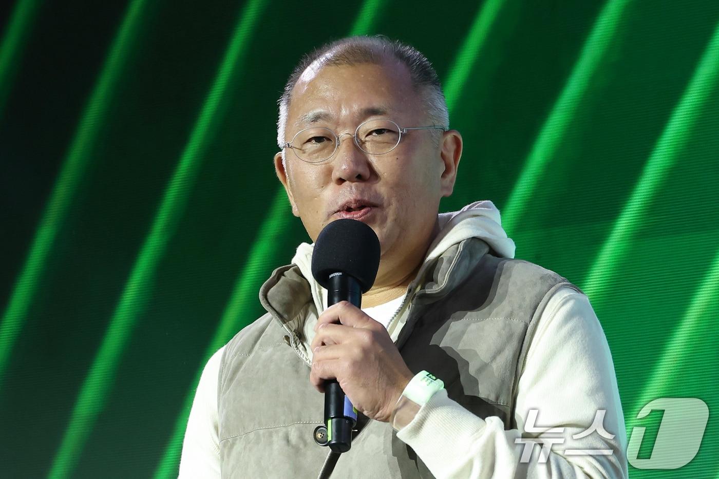 정의선 현대차그룹 회장이 30일 서울 강남구 코엑스에서 열린 엔비디아 지포스 게이머 페스티벌에 참석해 인사를 하고 있다. &#40;공동취재&#41; 2025.10.30/뉴스1 ⓒ News1 김진환 기자