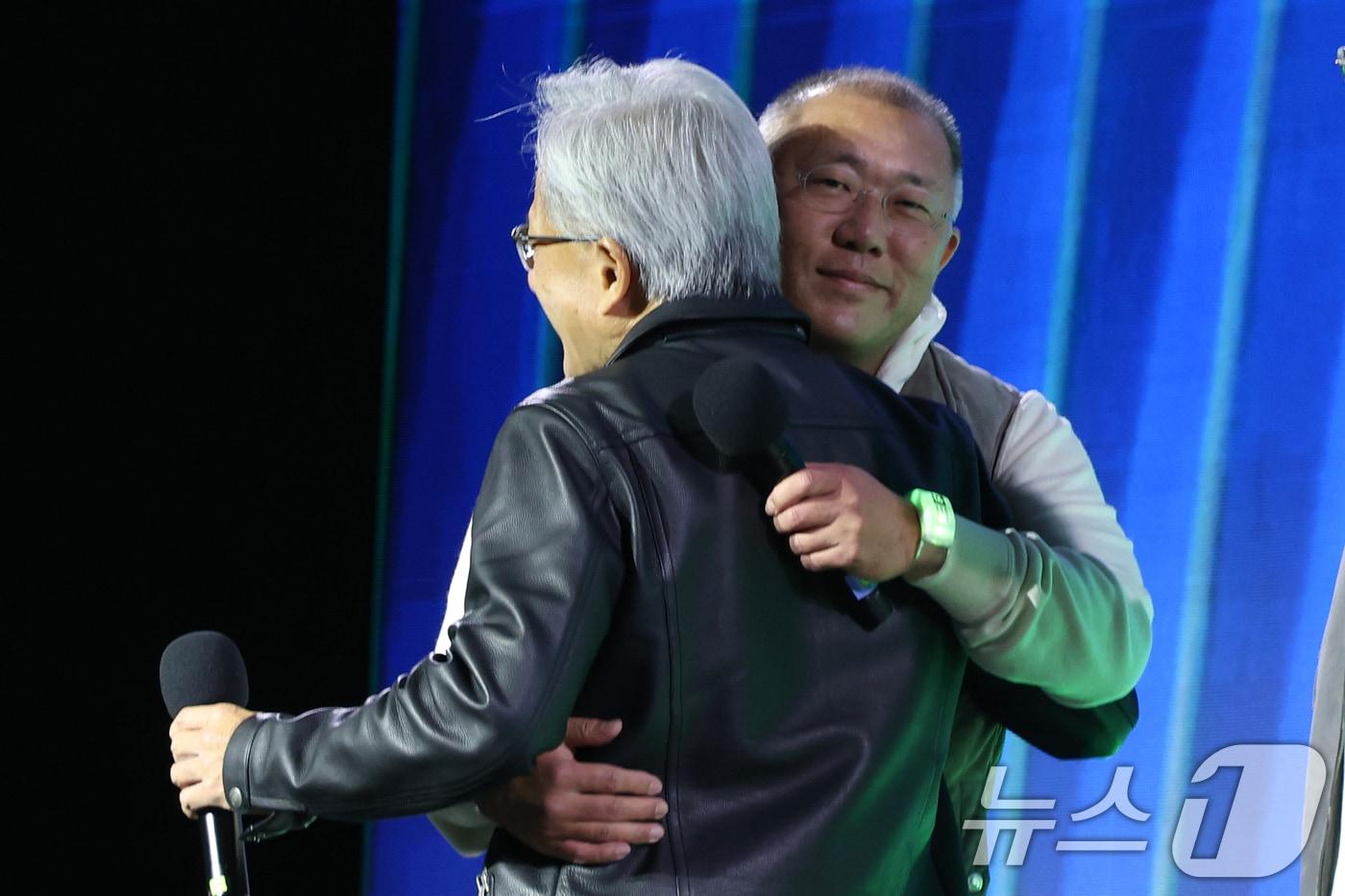 정의선 현대차그룹 회장이 30일 서울 강남구 코엑스에서 열린 엔비디아 지포스 게이머 페스티벌에 참석해 젠슨 황 엔비디아 최고경영자&#40;CEO&#41;와 포옹하고 있다. &#40;공동취재&#41; 2025.10.30/뉴스1 ⓒ News1 김진환 기자