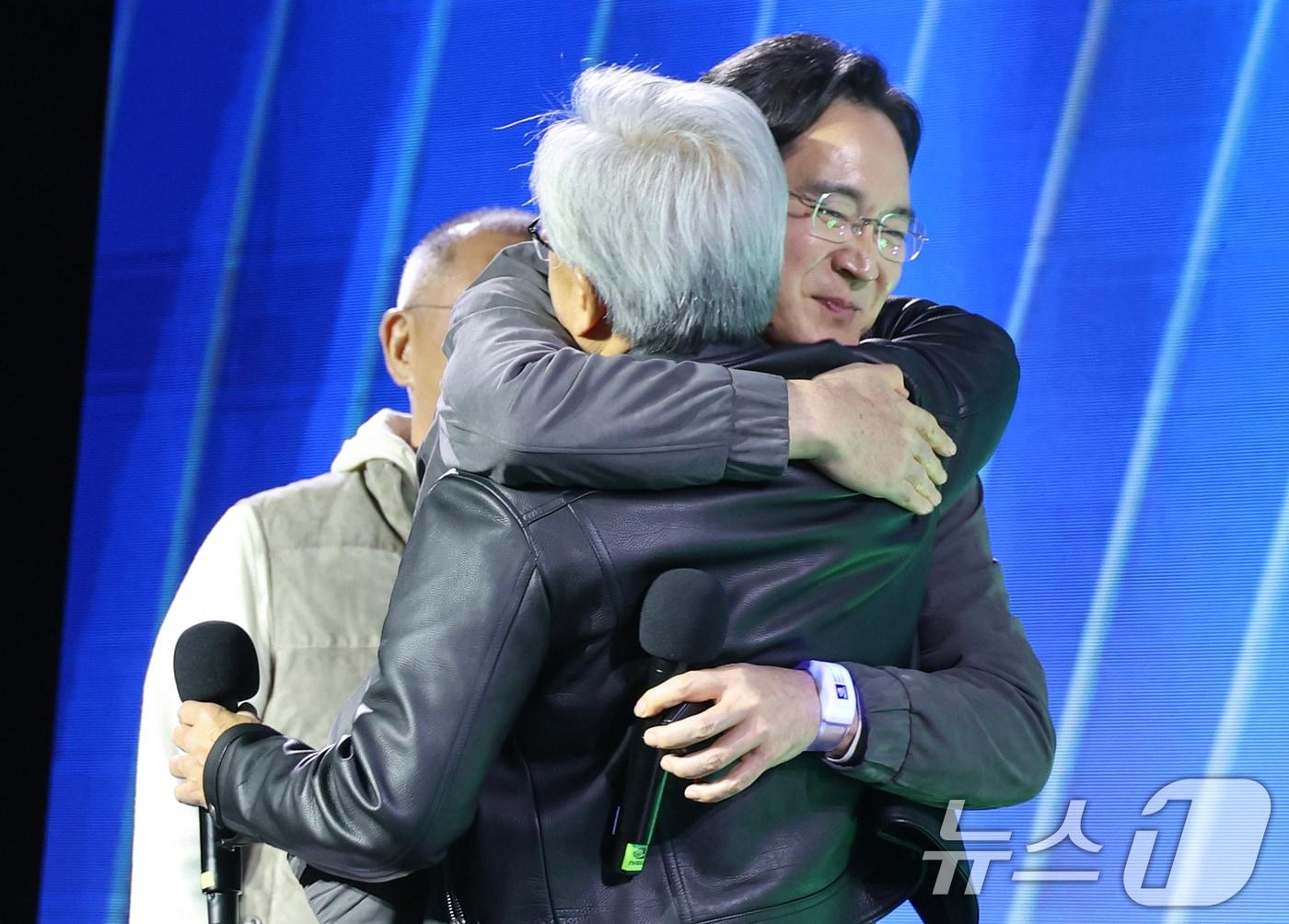 본문 이미지 - 이재용 삼성전자 회장이 30일 서울 강남구 코엑스에서 열린 엔비디아 지포스 게이머 페스티벌에 참석해 젠슨 황 엔비디아 최고경영자(CEO)와 포옹하고 있다. (공동취재) 2025.10.30/뉴스1 ⓒ News1 김진환 기자