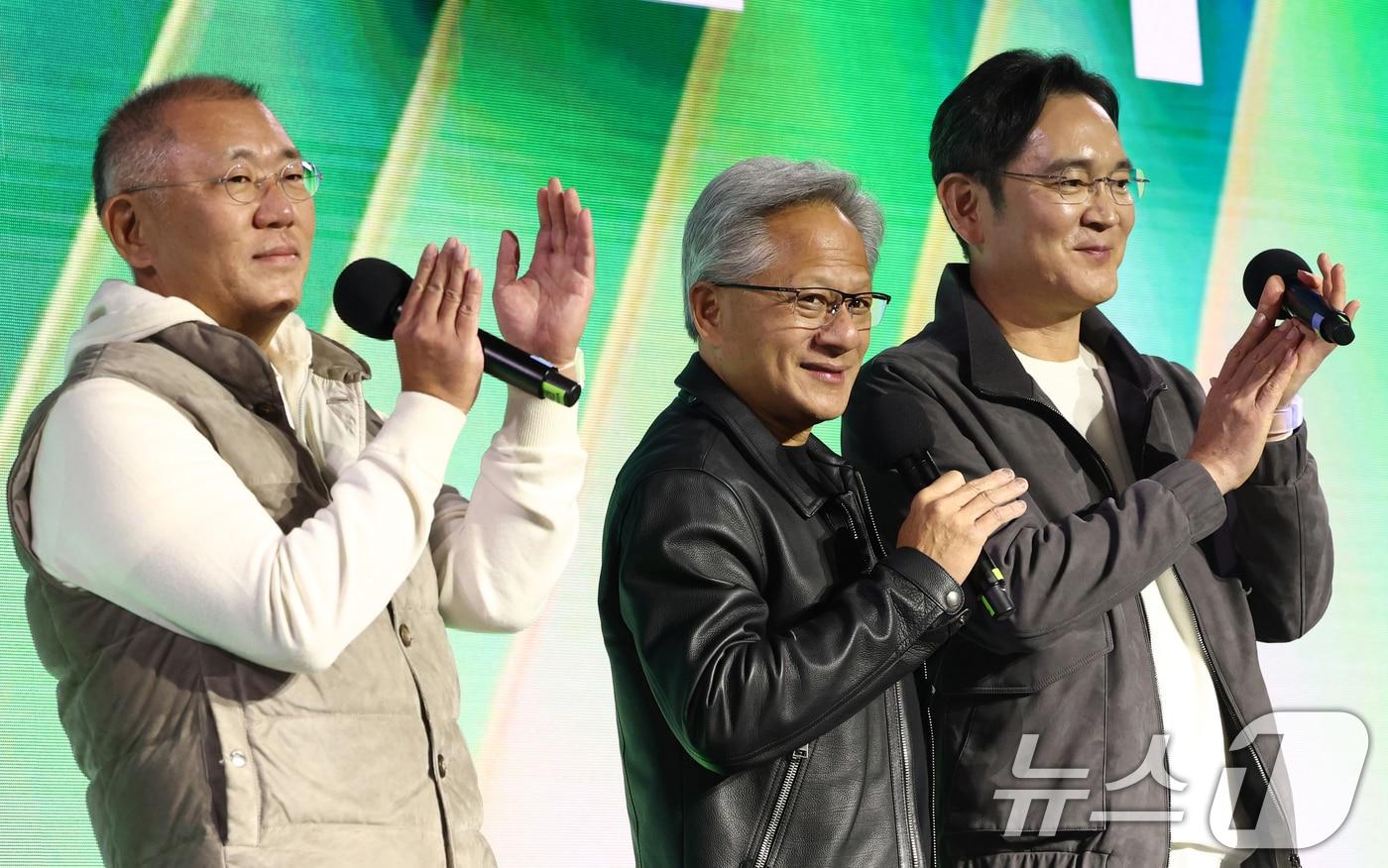 본문 이미지 - 젠슨 황 엔비디아 최고경영자가 지난해 10월 서울 강남구 코엑스 K-POP 광장에서 열린 지포스 게이머 페스티벌에서 발언하고 있다. (공동취재) 2025.10.30 ⓒ 뉴스1 김진환 기자