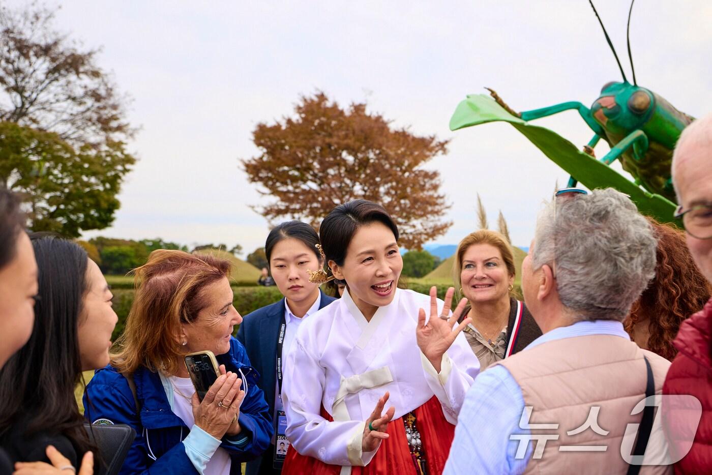 김혜경 여사가 30일 경북 경주 교촌마을을 방문해 한복을 입은 외국인 관광객들과 대화하고 있다.(대통령실 제공. 재판매 및 DB 금지) 2025.10.30/뉴스1 ⓒ News1 허경 기자