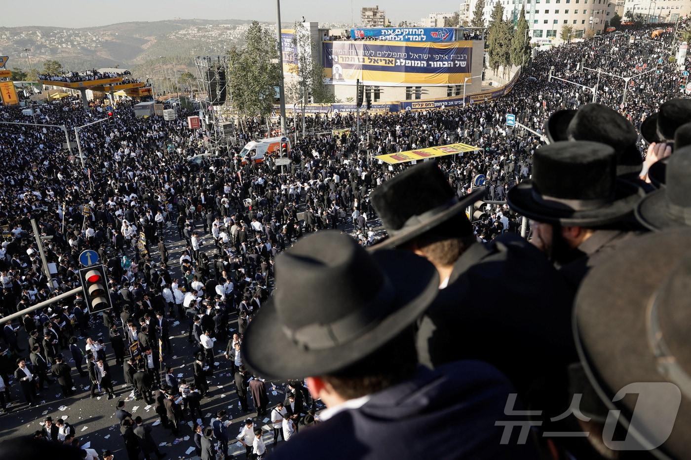이스라엘 초정통파 유대교도 수십만 명이 30일&#40;현지시간&#41; 베냐민 네타냐후 총리가 약속한 군 복무 면제를 보장하는 법안을 요구하며 예루살렘에서 대규모 항의 시위를 개최했다. 2025.10.30 ⓒ 로이터=뉴스1 ⓒ News1 김경민 기자