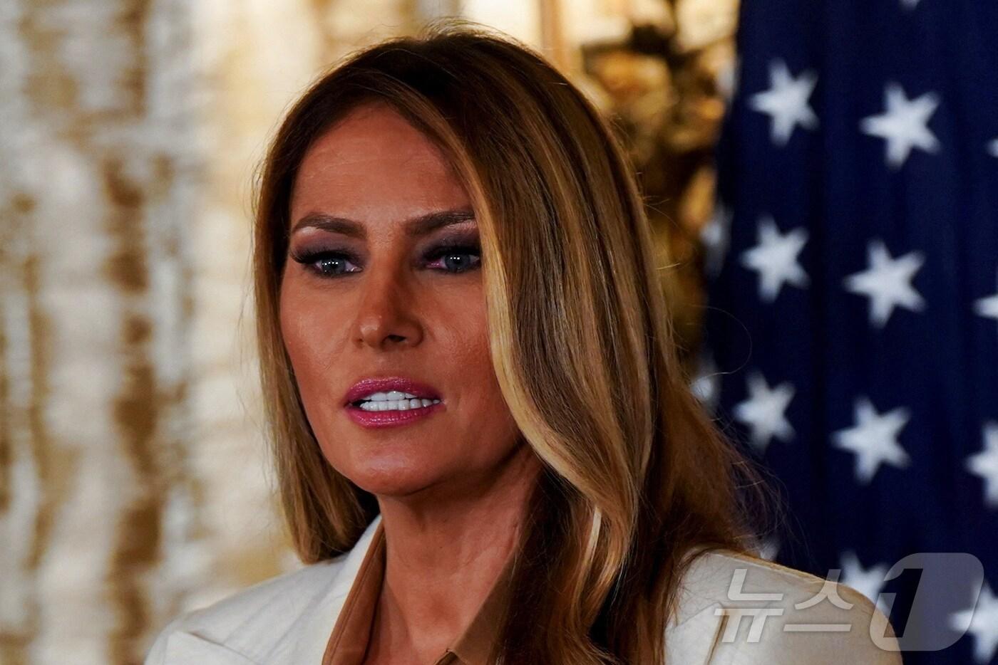 멜라니아 트럼프 여사가 지난 9월 23일(현지시간) 미국 뉴욕에서 열린 제80차 유엔 총회 기간 중 롯데뉴욕팰리스호텔에서 각국 정부 수반 배우자들을 초청해 '함께 미래 키우기' 이니셔티브 계획을 발표하고 있다. ⓒ 로이터=뉴스1 ⓒ News1 류정민 특파원