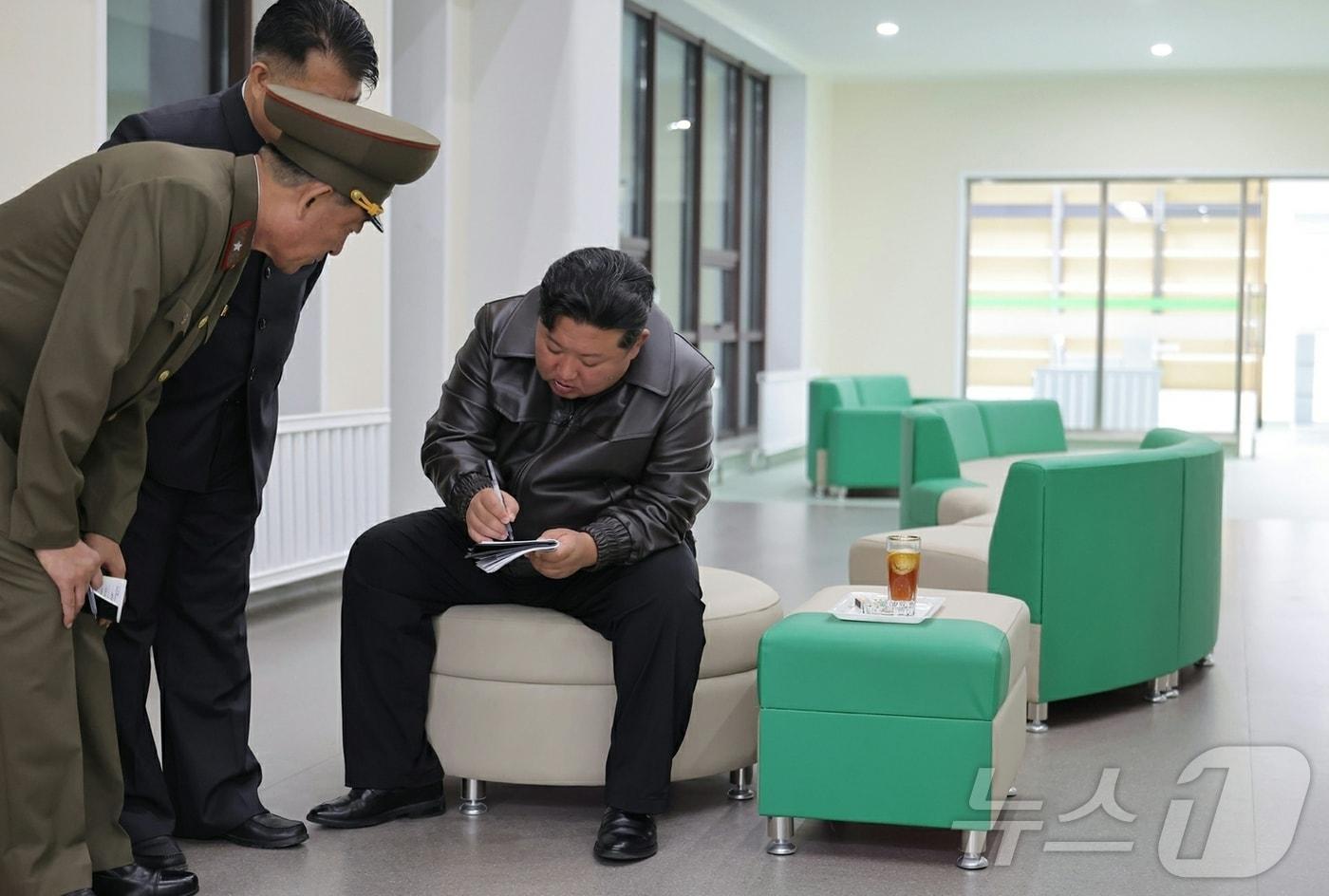 &#40;평양 노동신문=뉴스1&#41; = 북한 노동당 기관지 노동신문은 31일 &#34;김정은 동지께서 10월 30일 완공단계에 이른 강동군병원을 돌아보셨다＂고 보도했다. 조용원 당 비서가 이번 시찰에 동행했다. [국내에서만 사용가능. 재배포 금지. DB 금지. For Use Only in the Republic of Korea. Redistribution Prohibited] rodongphoto@news1.kr