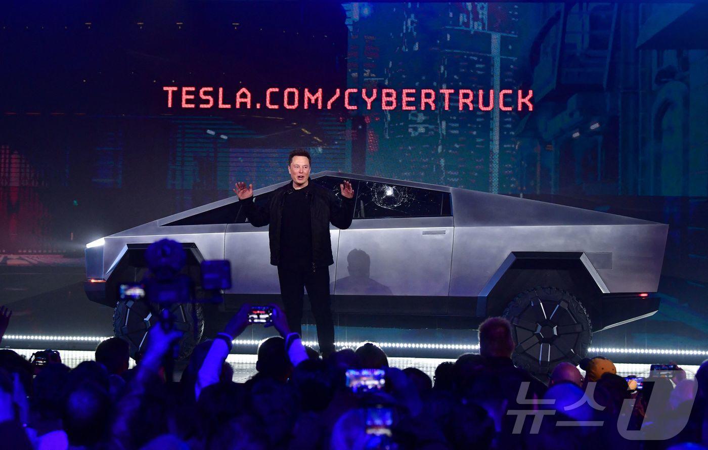 일론머스크 테슬라 최고경영자&#40;CEO&#41;와 사이버트럭의 모습 ⓒ AFP=뉴스1