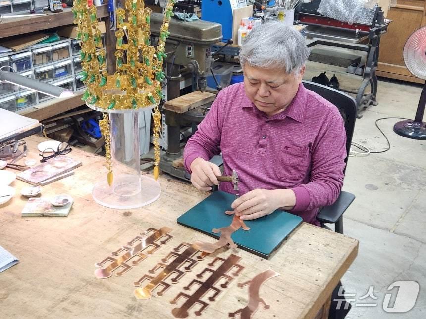 본문 이미지 - 트럼프 대통령이 선물받은 금관을 김진배씨가 제작하고 있다.(김진배씨 제공. 재판매 및 DB 금지)2025.10.31/뉴스1