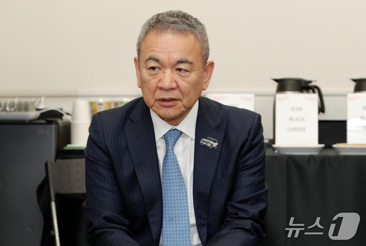 본문 이미지 - 시메기 토시유키 현대자동차 일본법인장이 29일 도쿄 빅 사이트에서 열린 '재팬 모빌리티쇼 2025' 전시장에서 한국자동차기자협회 취재진과 인터뷰를 진행하는 모습(공동취재). 2025.10.29.