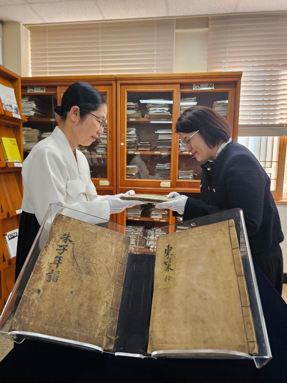 본문 이미지 - 영산선학대학교의 고서와 근대문헌 기증 자료 전달식 (국립중앙도서관 제공)