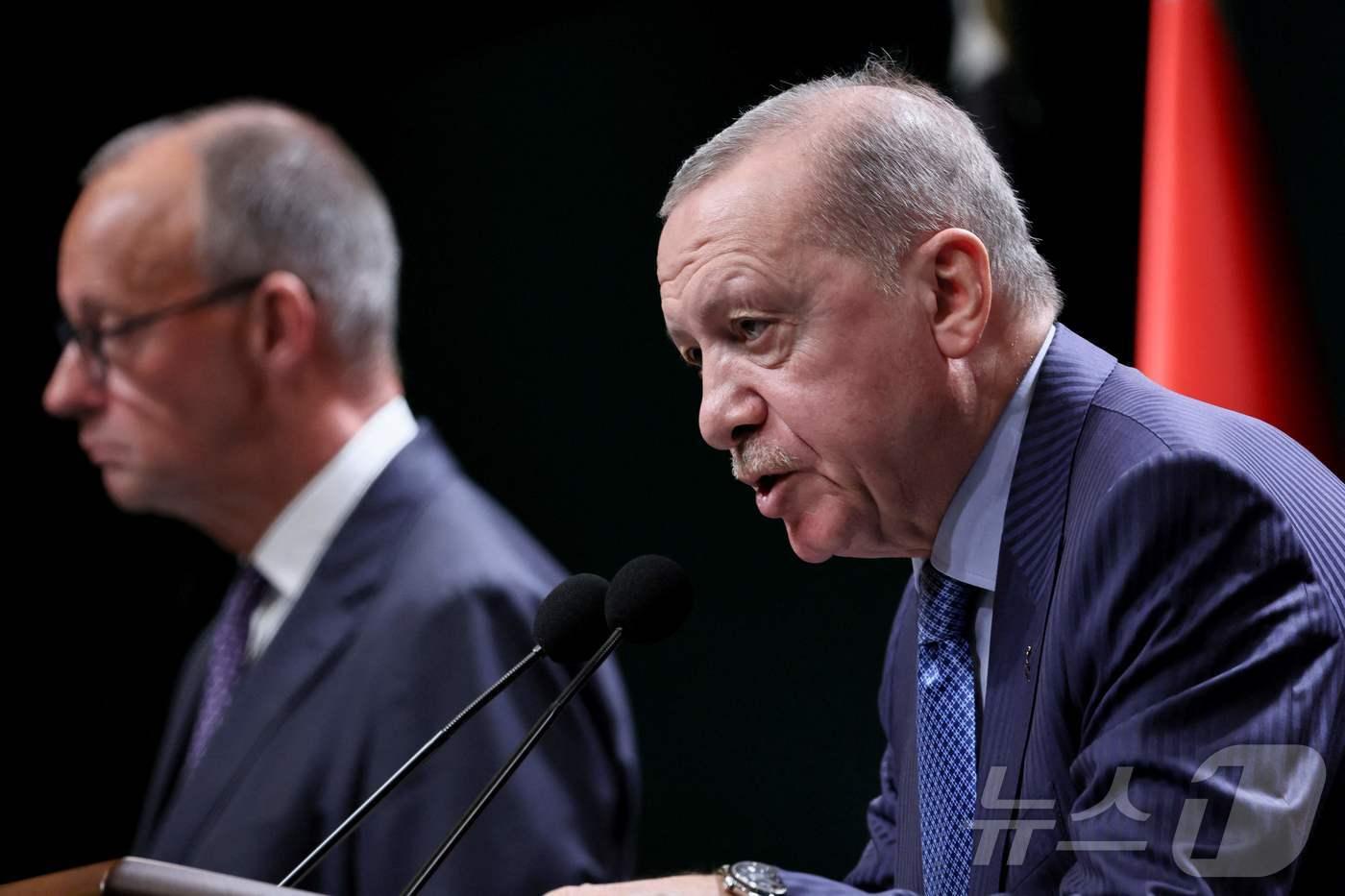 30일&#40;현지시간&#41; 튀르키예 앙카라 대통령궁에서 레제프 타이이프 에르도안 튀르키예 대통령&#40;오른쪽&#41;과 프리드리히 메르츠 독일 총리가 공동 기자회견을 열었다. 2025.10.30.ⓒ AFP=뉴스1