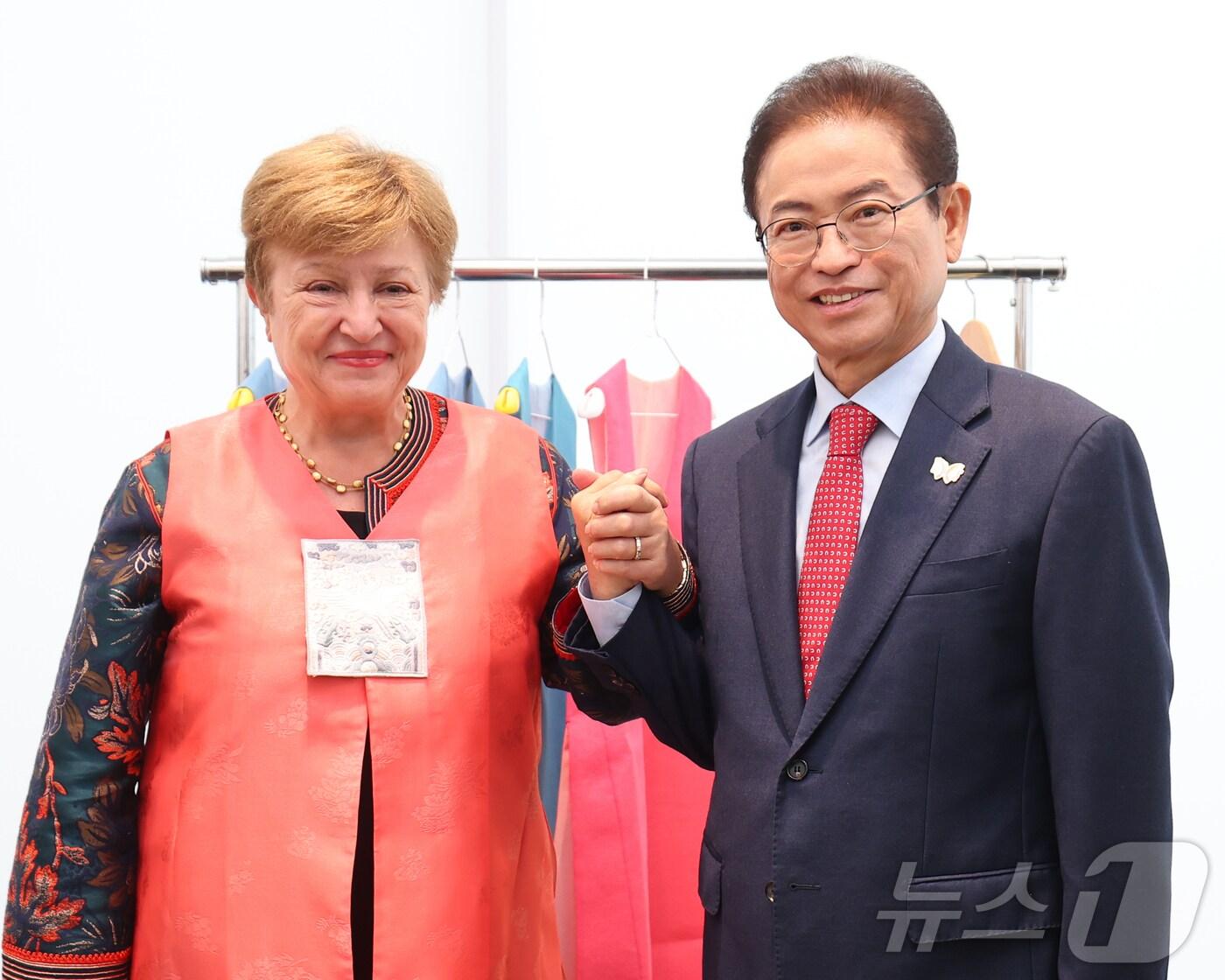 본문 이미지 - 경북도는 31일 크리스탈리나 게오르기에바 국제통화기금(IMF) 총재가 ‘2025 아시아태평양경제협력체(APEC) 정상회의’ 참석을 위해 경주를 방문, 신라 천년고도의 문화유산과 첨단 산업 현장을 둘러봤다고 밝혔다.(경북도 제공. 재판매 및 DB금지) /뉴스1