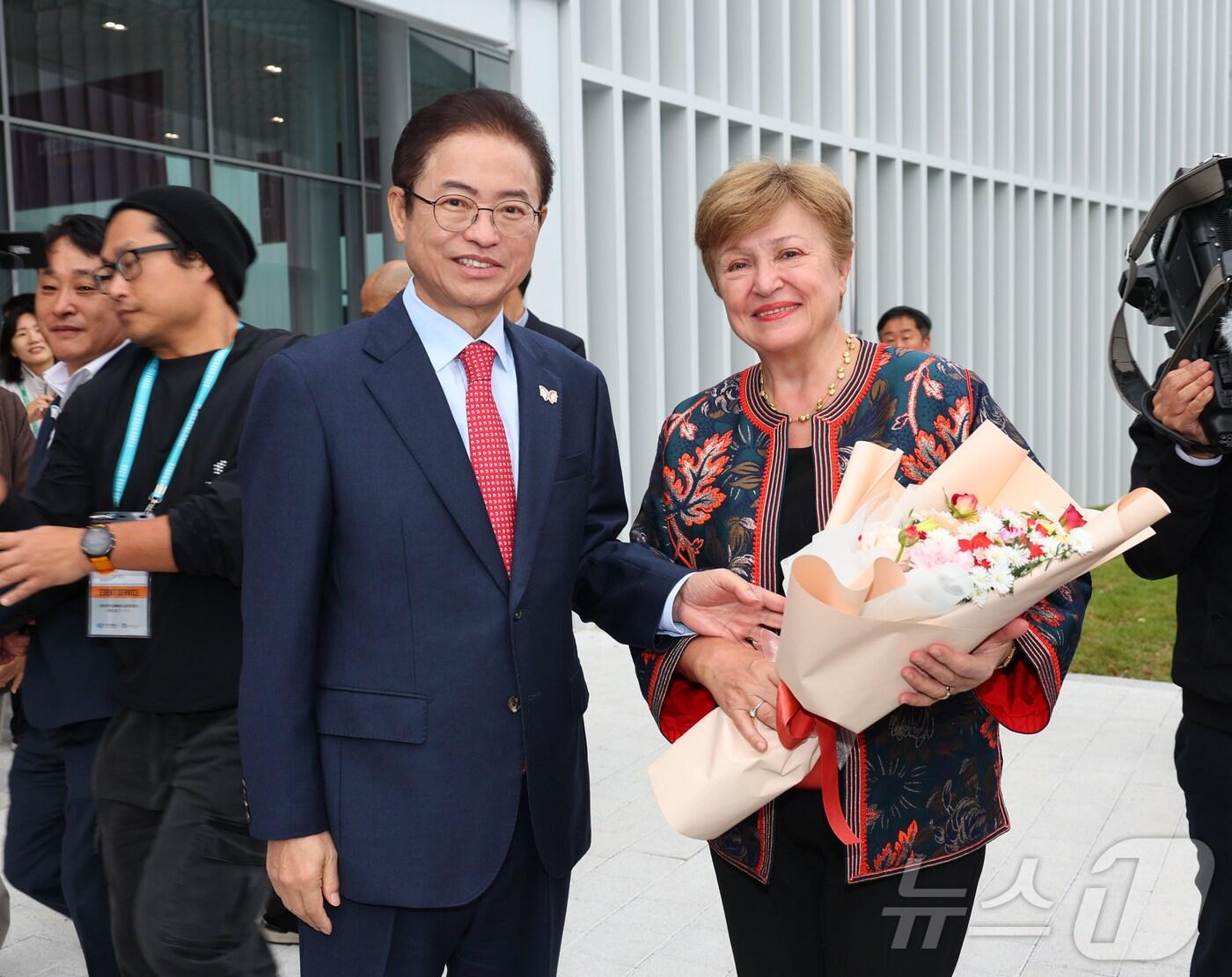 본문 이미지 - '아시아태평양경제협력체(APEC) 정상회의’ 참석을 위해 경주를 방문한 크리스탈리나 게오르기에바 국제통화기금(IMF) 총재가 이철우 경북도지사와 기념사진을 촬영하고 있다.(경북도 제공. 재판매 및 DB금지) /뉴스1