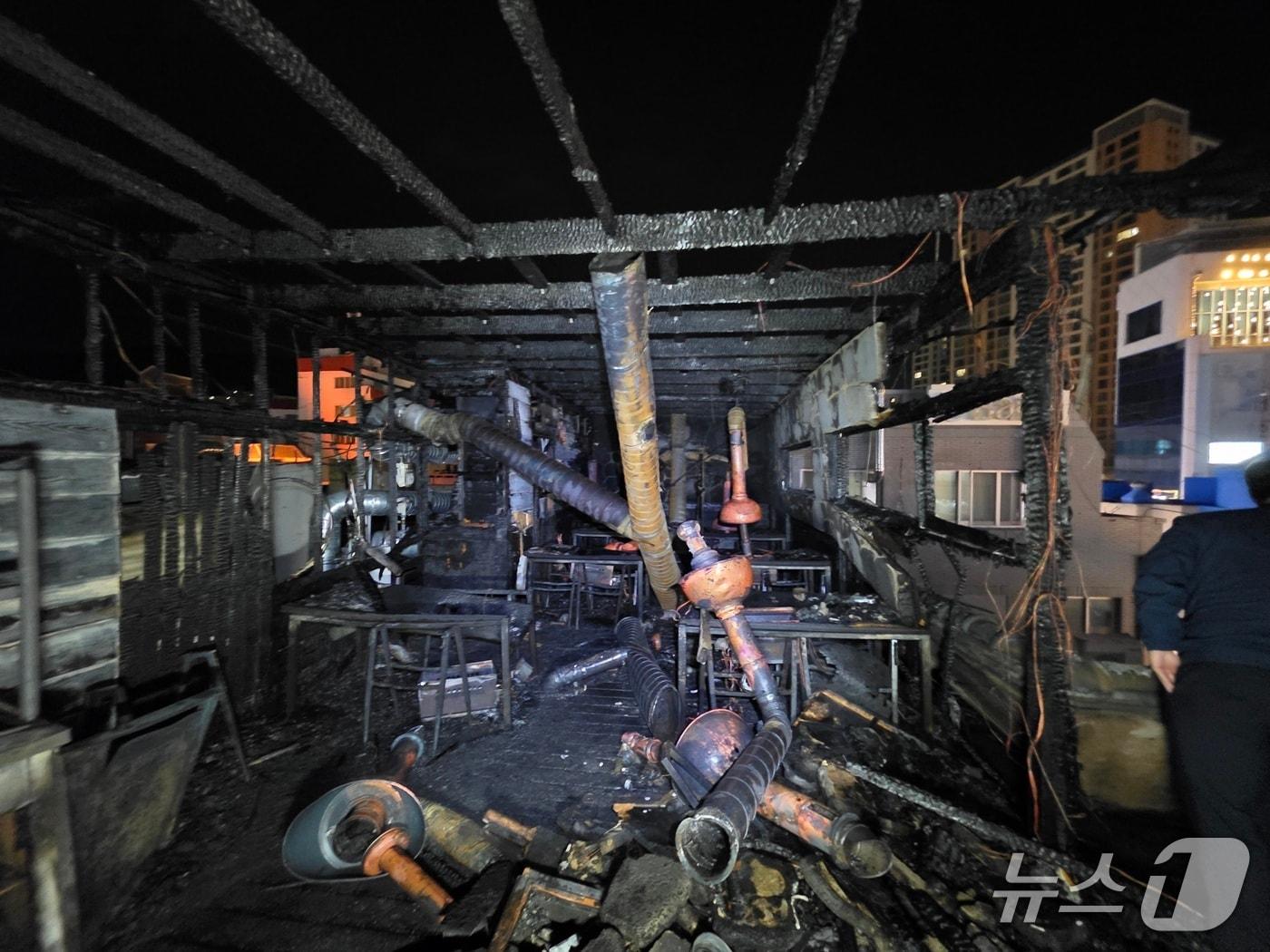 본문 이미지 - 지난 30일 화재가 발생한 부산 동래구 고기구이 식당 3층 모습. (소방제공. 재판매 및 DB금지)
