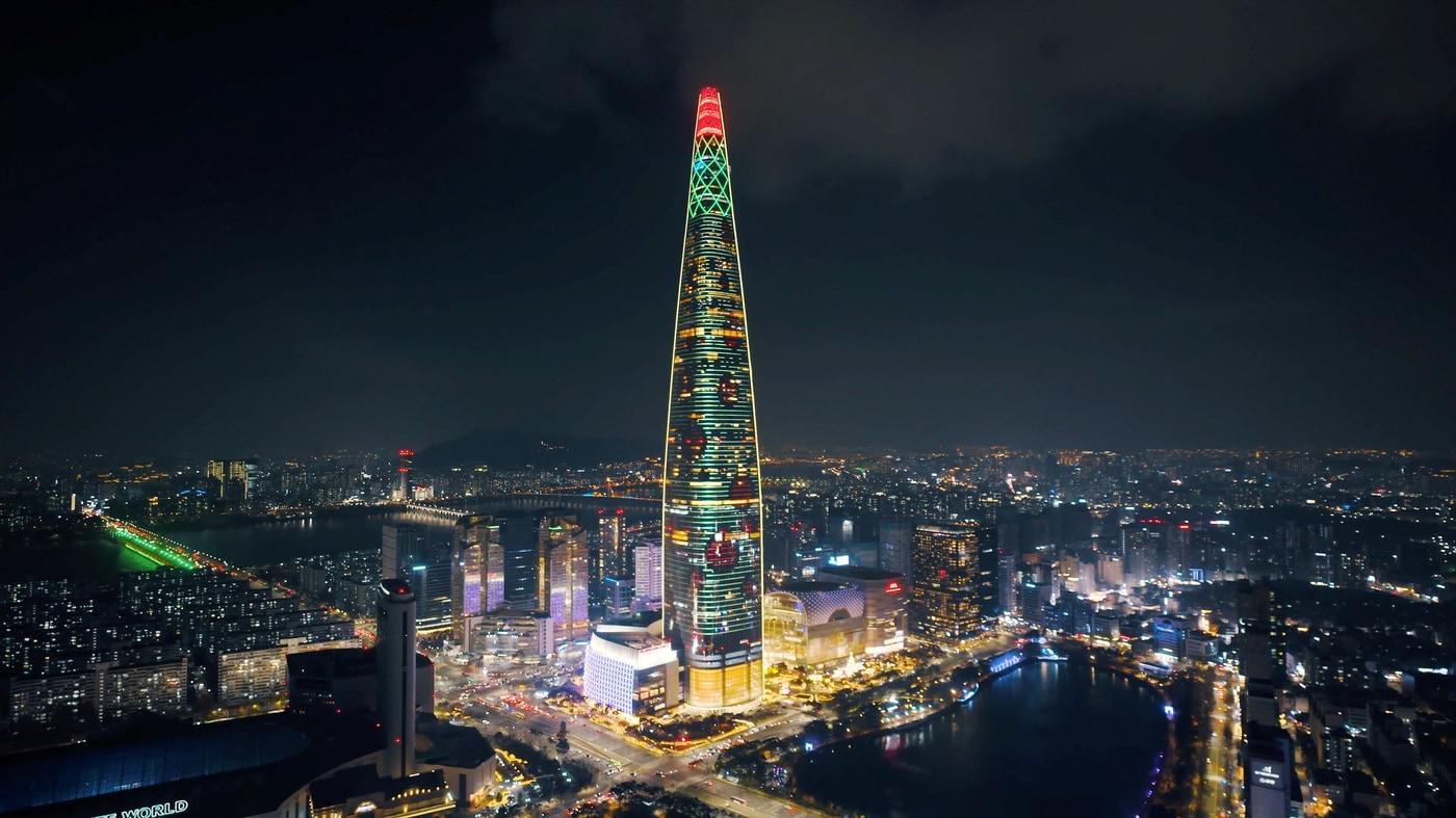 롯데월드타워가 서울 도심 야경을 밝히고 있다&#40;롯데물산 제공&#41;