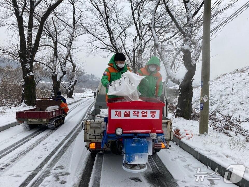 본문 이미지 -  충주시 제설작업.(충주시 제공. 재판매 및 DB금지)/뉴스1