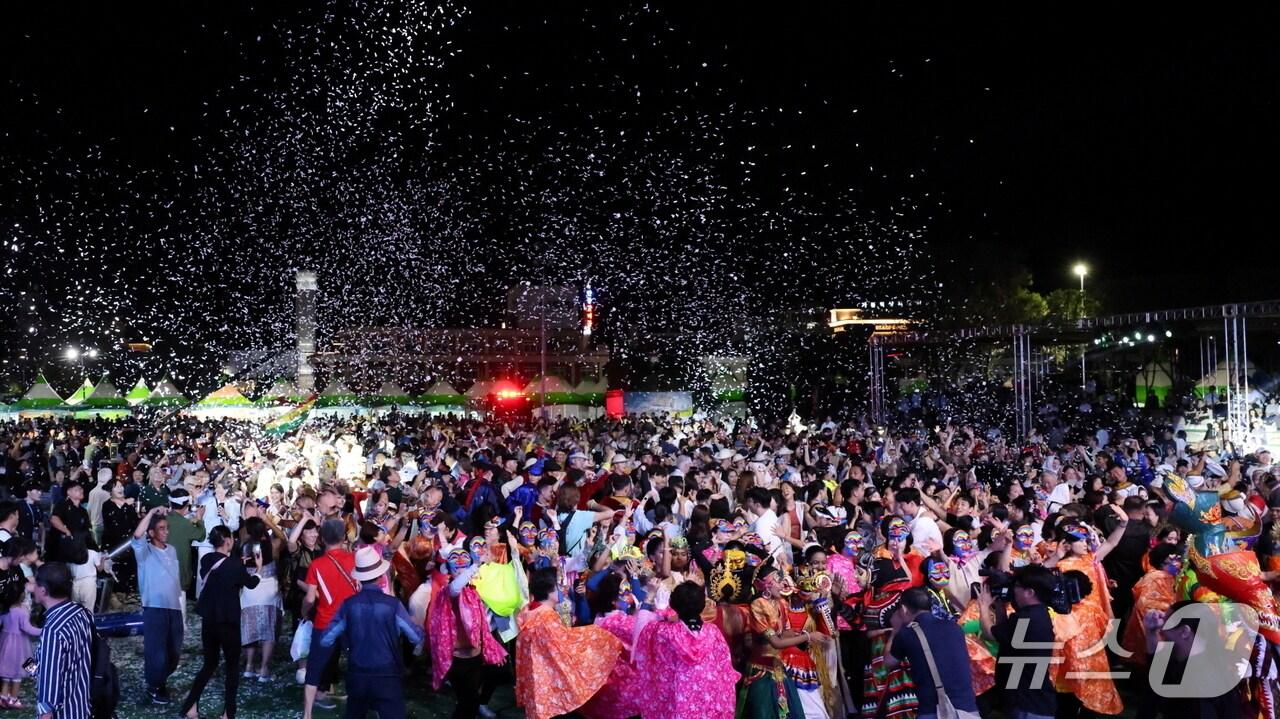 본문 이미지 - 안동국제탈춤페스티벌에서 관광객들과 외국 무용단들이 춤을 추고 있다.(안동시 제공. 재판매 및 DB 금지)2025.10.31/뉴스1