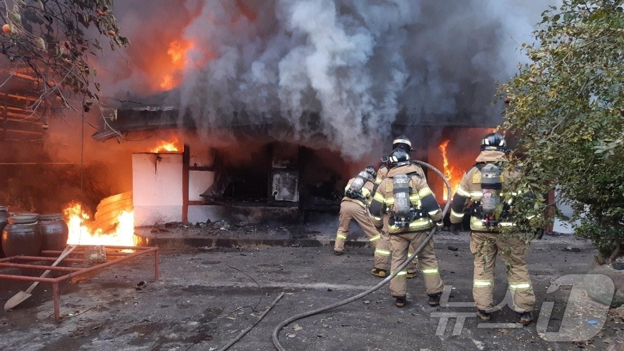 본문 이미지 - 30일 오후 6시 24분쯤 전남 강진군 강진읍 한 주택에서 화재가 발생해 당국이 진화작업을 하고 있다. (강진소방 제공. 재판매 및 DB 금지) 
