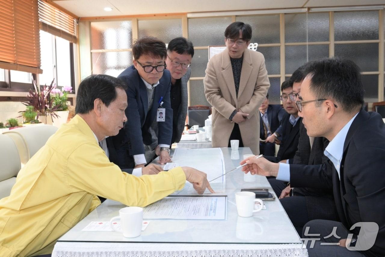 본문 이미지 -  음성군과 롯데건설 간담회.&#40;음성군 제공. 재판매 및 DB금지&#41;/뉴스1