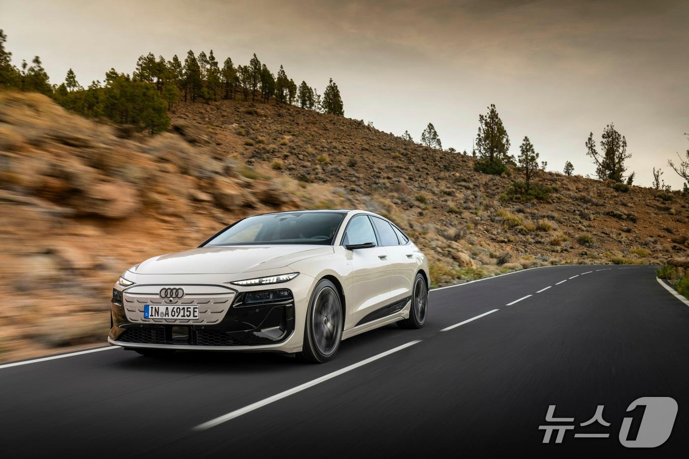 세단의 품격과 전동화 기술의 정수를 동시에 담아낸 프리미엄 순수전기 중형세단 &#39;더 뉴 아우디 A6 e-트론&#39;
