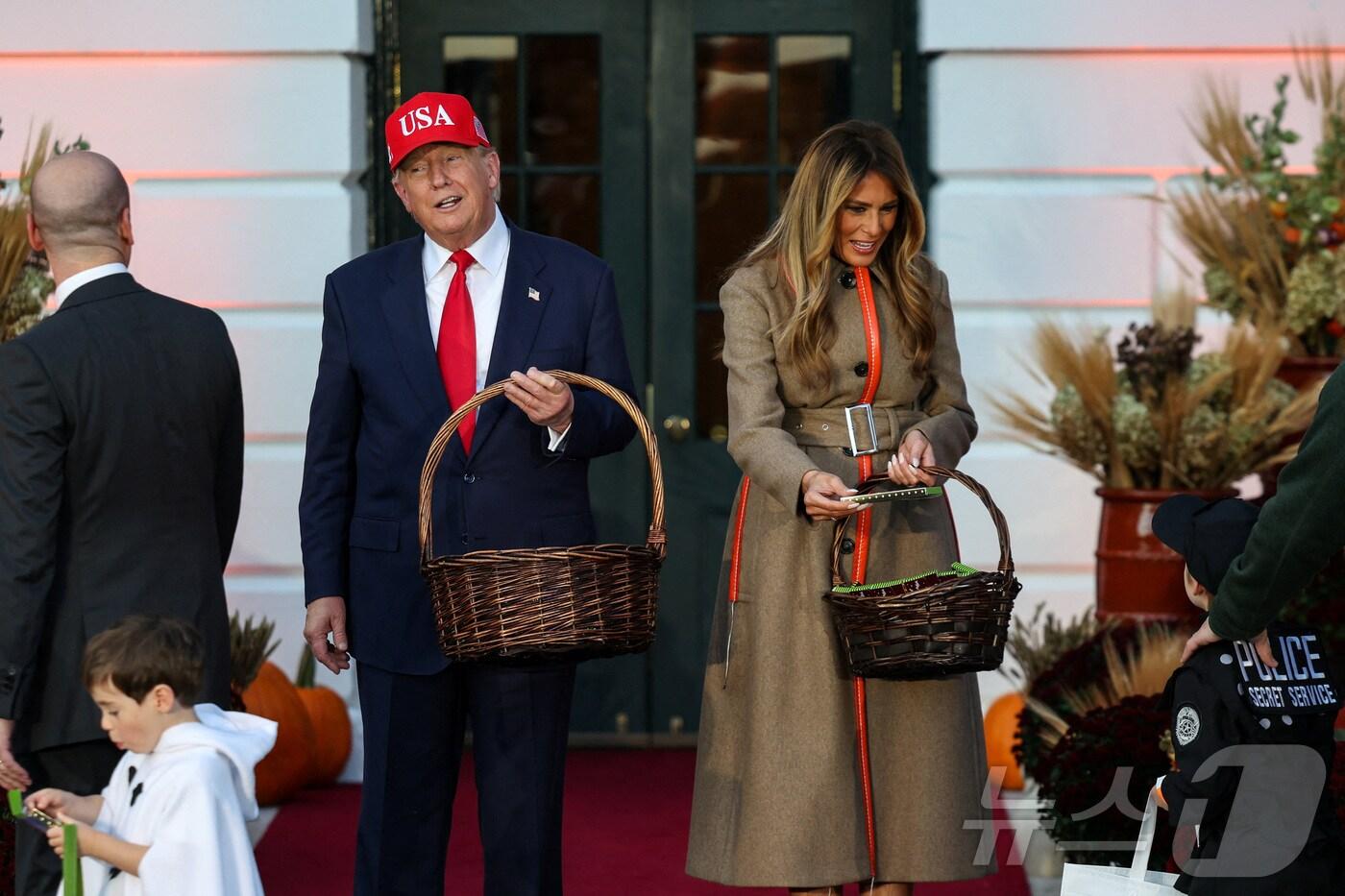 워싱턴 백악관에서 할로윈 행사를 주최한 도널드 트럼프 미국 대통령과 멜라니아 트럼프 영부인이 아이들을 맞이하고 있다. 2025.10.30 ⓒ 로이터=뉴스1 ⓒ News1 이정환 기자