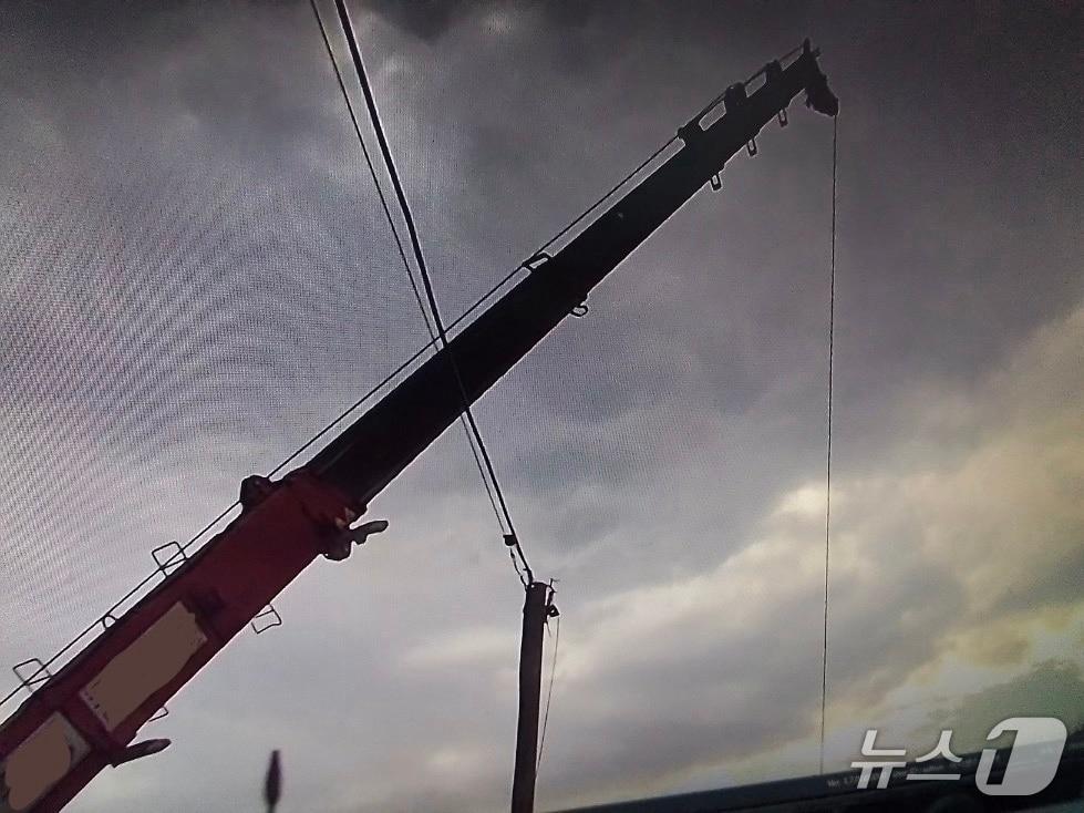 본문 이미지 - 31일 제주에서 작업 중이던 크레인이 고압선을 건드려 5000여 가구가 정전됐다. 