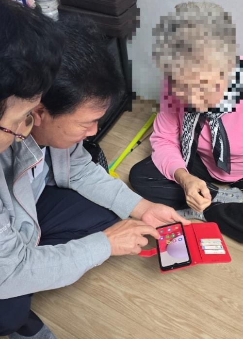 본문 이미지 - 스마트기기 맞춤형 정보화 교육 모습.(서천군 제공. 재판매 및 DB금지)/뉴스1