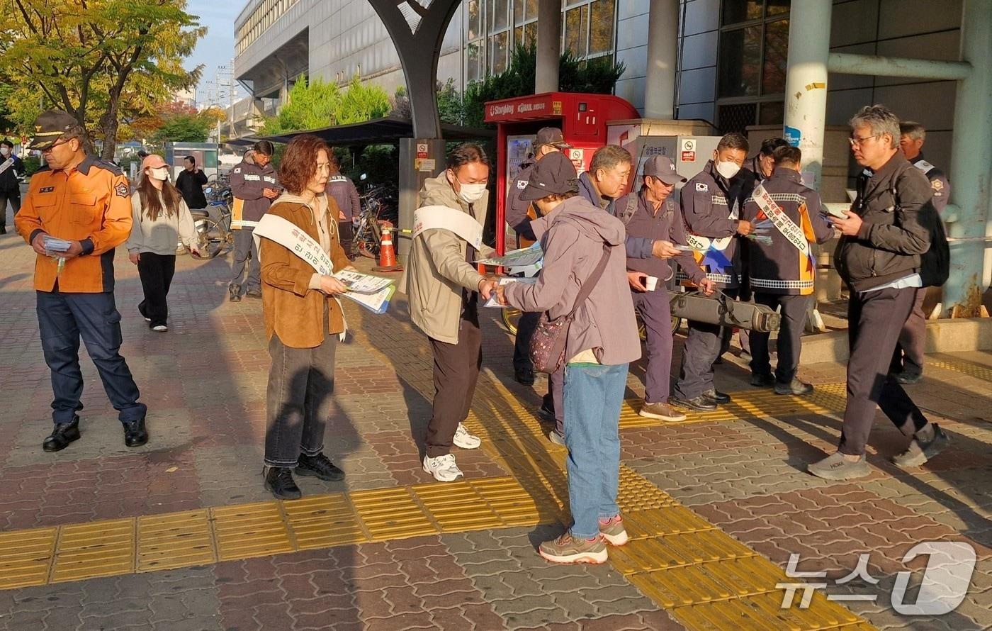 시흥화학재난합동방재센터 직원들이 31일 시흥시 정왕역 광장에서 사고 발생 시 행동요령 등이 담긴 홍보물을 나눠주고 있다.&#40;한강청 제공&#41;
