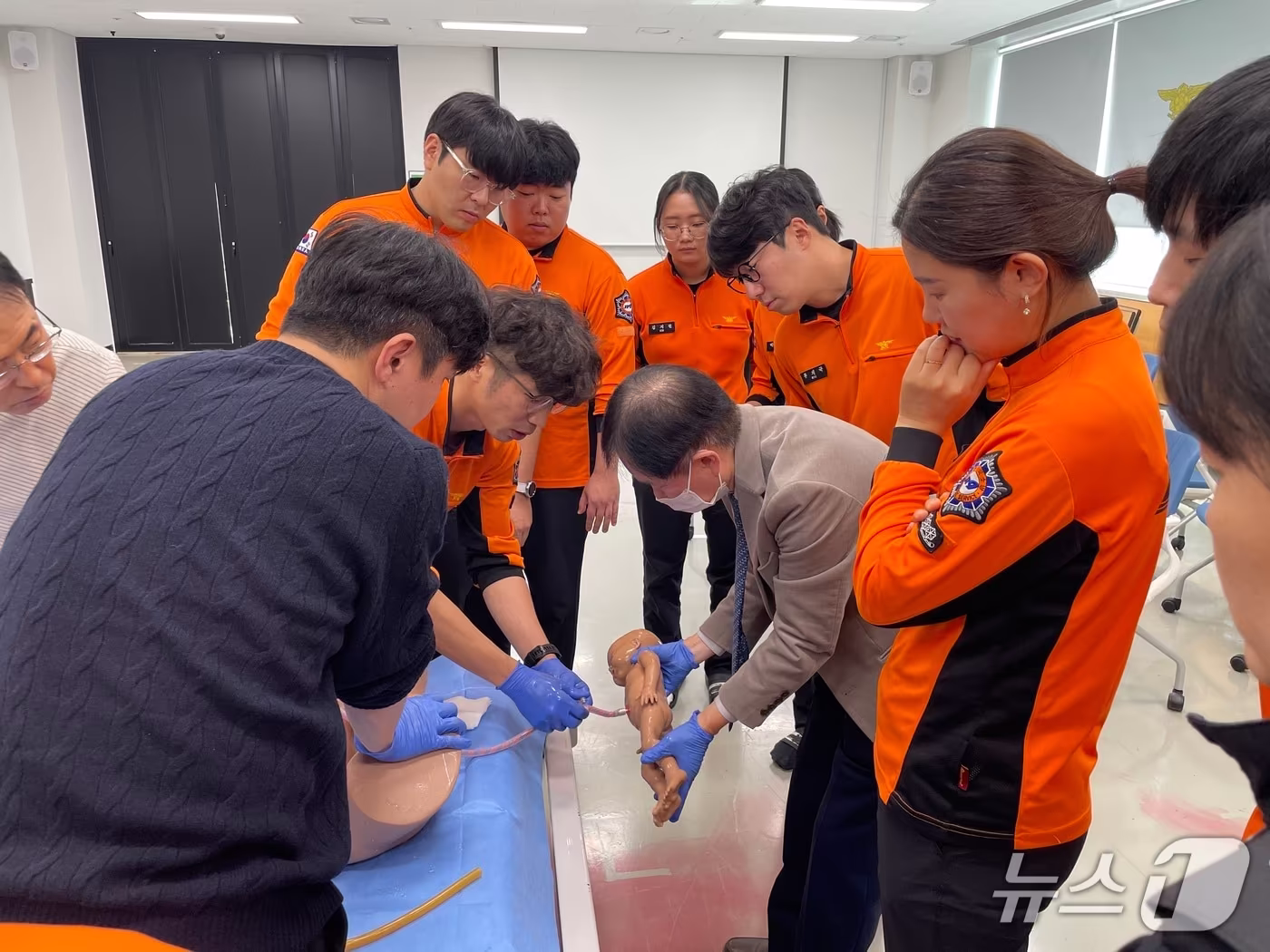 본문 이미지 - 지난 29일 광주 소방학교에서 광주기독병원 의료진들이 소방대원들에게 신생아 심폐소생술과 응급 분만 관련 교육을 진행하고 있다.(광주기독병원 제공)