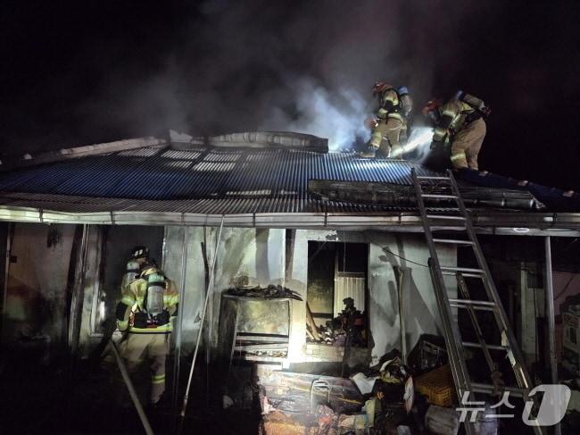 본문 이미지 - 서천 마서면 단독주택 화재 현장.(서천소방서 제공. 재판매 및 DB금지)/뉴스1
