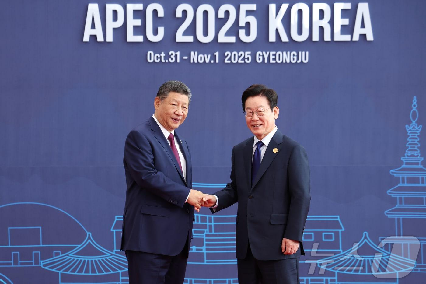 이재명 대통령이 31일 경주 화백컨벤션센터&#40;HICO&#41;에서 열린 2025 아시아태평양경제협력체&#40;APEC&#41; 정상회의에 참석하는 시진핑 중국 국가주석을 맞이하고 있다. &#40;APEC 2025 KOREA & 연합뉴스 제공. 재판매 및 DB 금지&#41;
