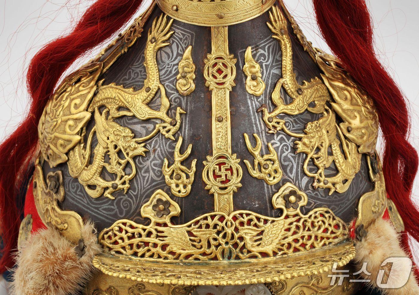 본문 이미지 - 투구-감투 부분 정면