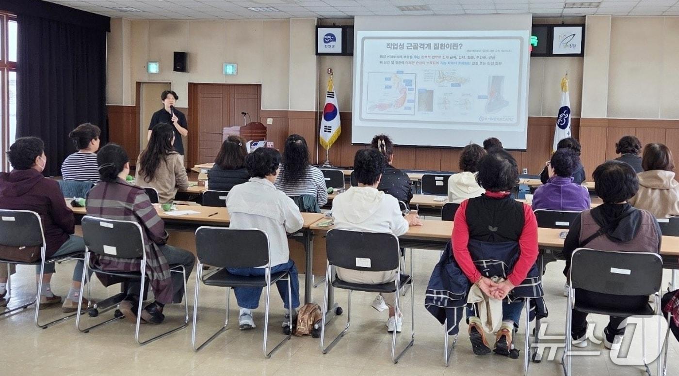 충북 진천군이 여성 농업인의 근골격계 질환 예방 교육을 진행하고 있다.&#40;진천군 제공, 재판매 및 DB금지&#41;/뉴스1