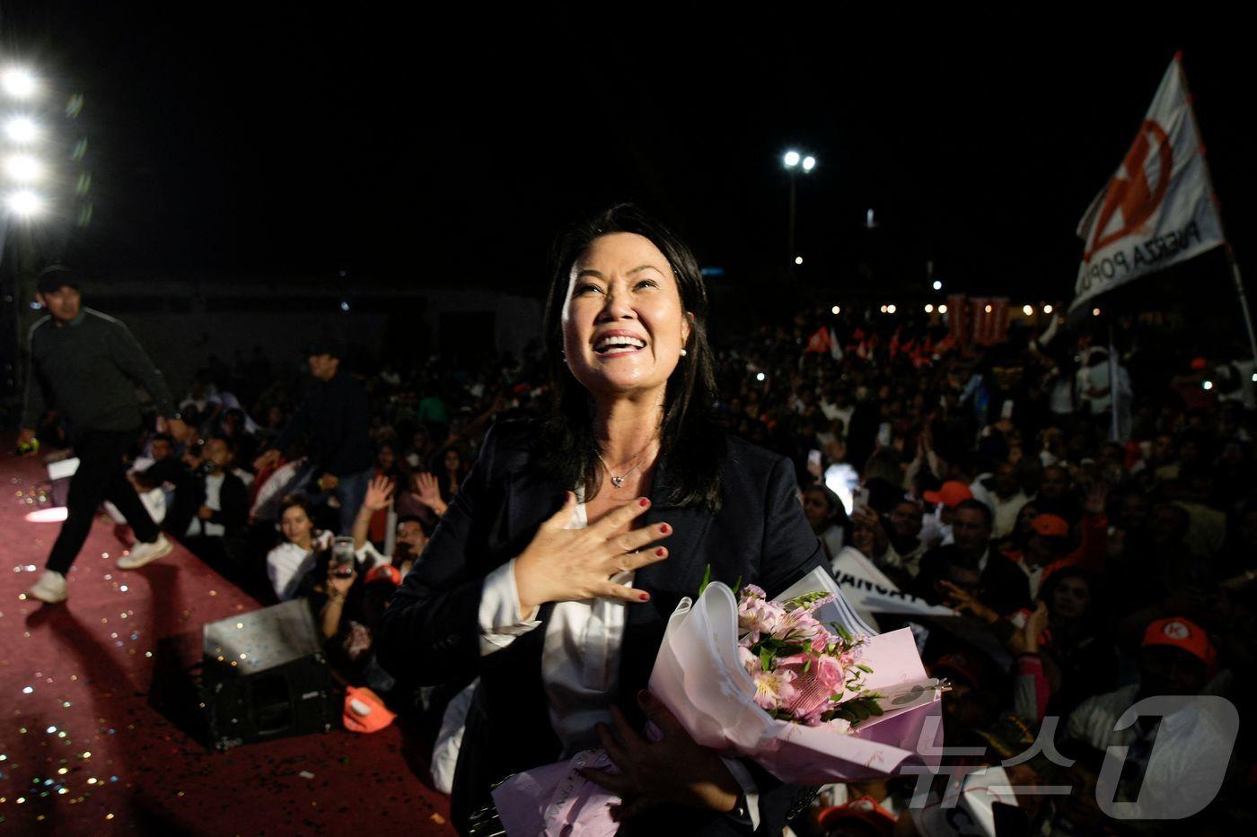 페루 보수정당 &#39;푸에르사 포퓰라&#39;의 대표 케이코 후지모리가 30일&#40;현지시간&#41; 페루 트루히요에서 열린 대선 출마 선언식에서 손짓하고 있다. 2025.10.30. ⓒ AFP=뉴스1 ⓒ News1 이정환 기자