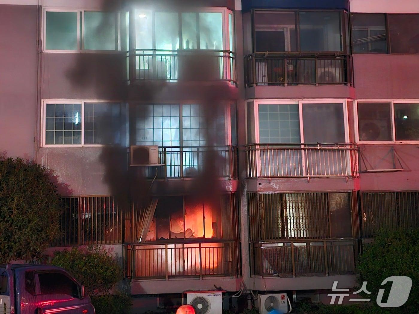 본문 이미지 - 지난 30일 부산 금정구 부곡동의 한 아파트에서 화재가 발생한 모습 (소방제공. 판매 및 DB금지)