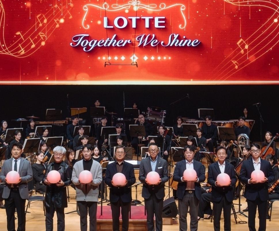 본문 이미지 - 지난 3월 서울 송파구 롯데콘서트홀에서 열린 &#39;2025 롯데 행복나눔 동행콘서트&#39;에 참석한 롯데와 파트너사 직원 대표들. &#40;롯데지주 제공&#41;. 
