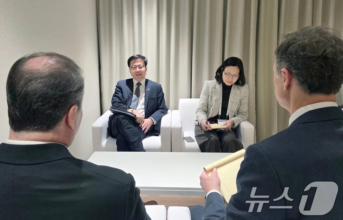 본문 이미지 - 여한구 산업통상부 통상교섭본부장이 지난해 10월 경북 경주시 소노캄호텔에서 릭 스위처 USTR 부대표와 면담을 나누는 모습(산업통상부 제공. 재판매 및 DB 금지)ⓒ 뉴스1