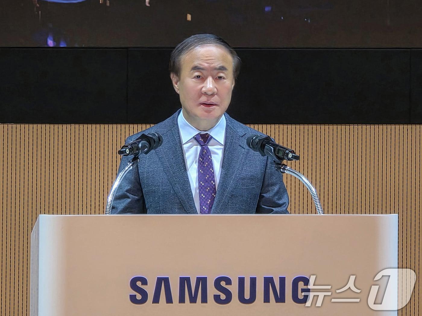 본문 이미지 - 31일 경기 수원시 삼성전자 수원 디지털시티에서 열린 삼성전자 창립 56주년 기념식에서 전영현 대표이사 부회장이 기념사를 하고 있다. &#40;삼성전자 제공. 재판매 및 DB 금지&#41; 2025.10.31/뉴스1