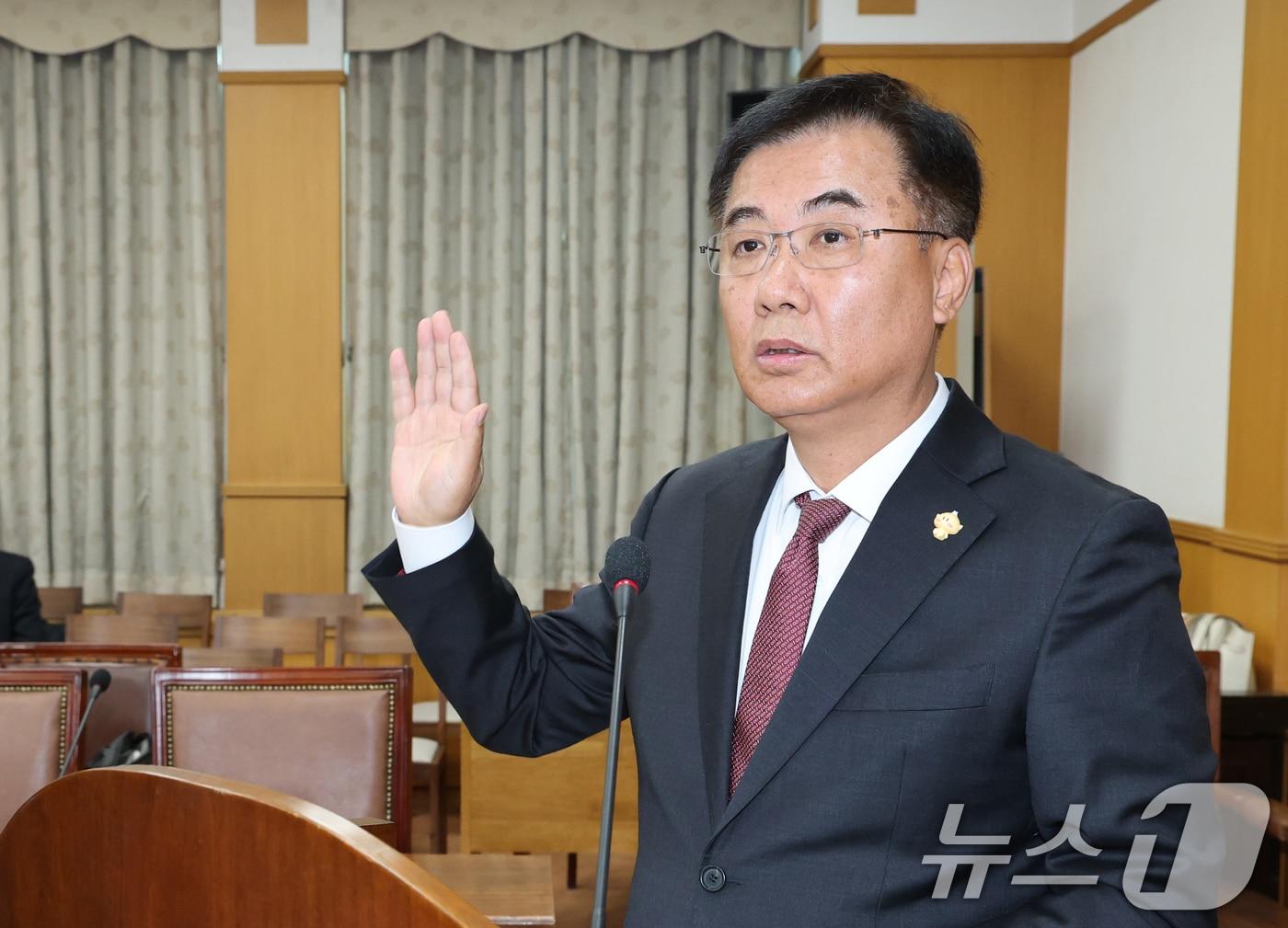 본문 이미지 - 김용원 대전관광공사 사장 후보자가 31일 대전시의회 행정자치위원회 회의실에서 열린 대전관광공사 사장 후보자 인사청문회에서 증인선서를 하고 있다. 2025.10.31/뉴스1 ⓒ News1 김기태 기자