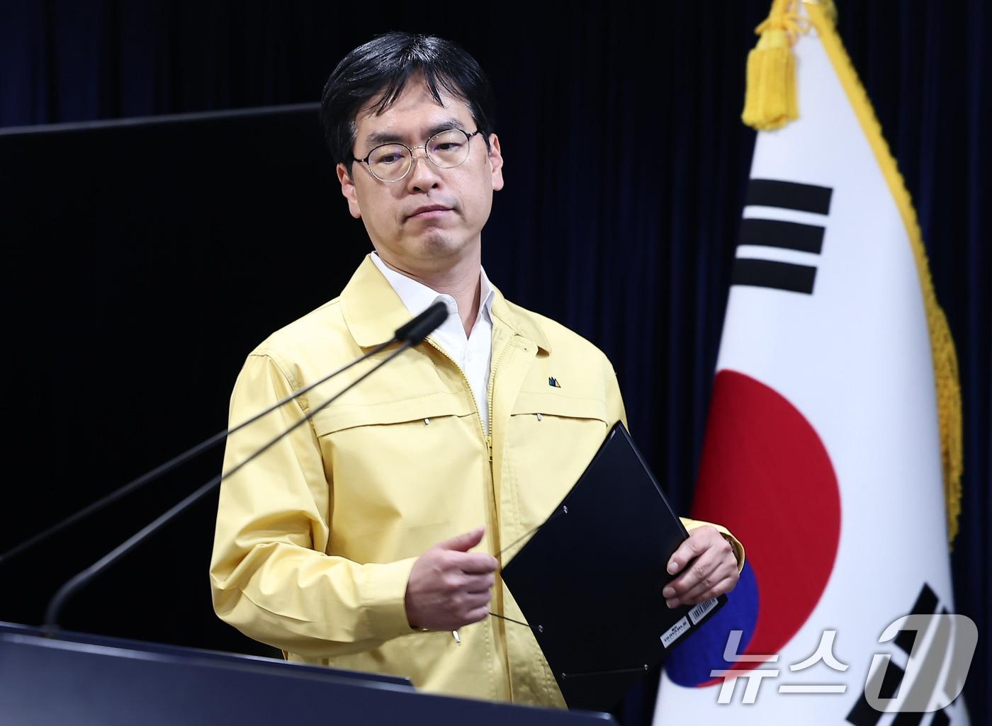 본문 이미지 - 김민재 중앙재난안전대책본부 1차장&#40;행정안전부 차관&#41;이 31일 서울 종로구 정부서울청사에서 열린 국정지원 행정정보시스템 화재 관련 중대본 회의 결과 브리핑에 참석하고 있다. 2025.10.31/뉴스1 ⓒ News1 김성진 기자