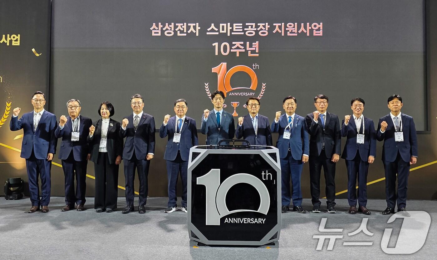 삼성전자는 31일 동반성장위원회가 선정하는 &#39;2024년도 동반성장지수&#39; 평가에서 국내 기업 최초로 14년 연속 최우수 등급을 받았다고 밝혔다. 지난 21일 서울 강남구 코엑스에서 개최된 &#39;삼성 스마트공장 지원사업 10주년 기념행사&#39;에서 참석자들이 기념 촬영을 하고 있다. &#40;삼성전자 제공. 재판매 및 DB 금지&#41; 2025.10.31./뉴스1