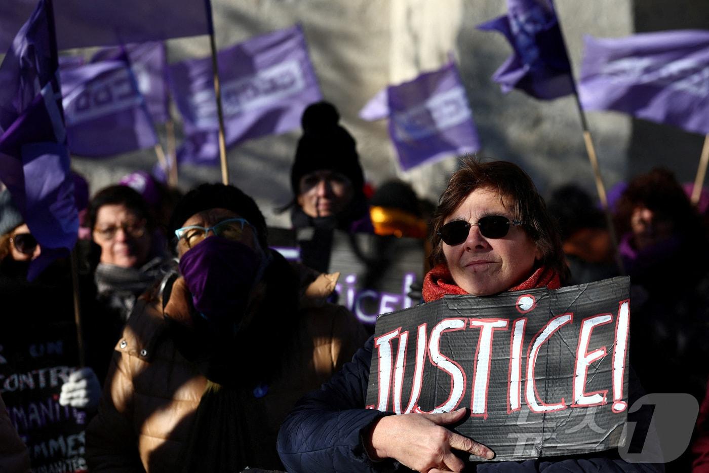 집단 강간 사건의 가해자 도미니크 펠리코와 공범 50명에 대한 유죄 판결 다음날인 2024년 12월 20일(현지시간) 프랑스 아비뇽 법원 앞에 사건 피해자 지젤 펠리코의 지지자들이 모여 있다. 2024.12.20. ⓒ 로이터=뉴스1 ⓒ News1 윤다정 기자