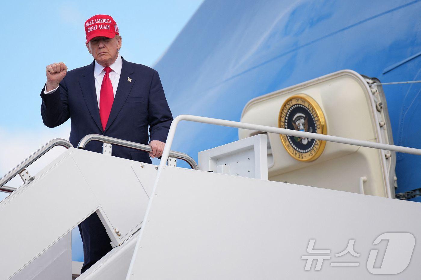 30일&#40;현지시간&#41; 미국 메릴랜드 주 앤드루스 합동기지에서 도널드 트럼프 대통령이 에어포스원에서 하차하고 있다. 트럼프 대통령은 시진핑 중국 국가주석과의 고위급 회담을 마친 뒤, 아시아 순방을 마무리하고 워싱턴에 복귀했다. 2025.10.30.ⓒ AFP=뉴스1