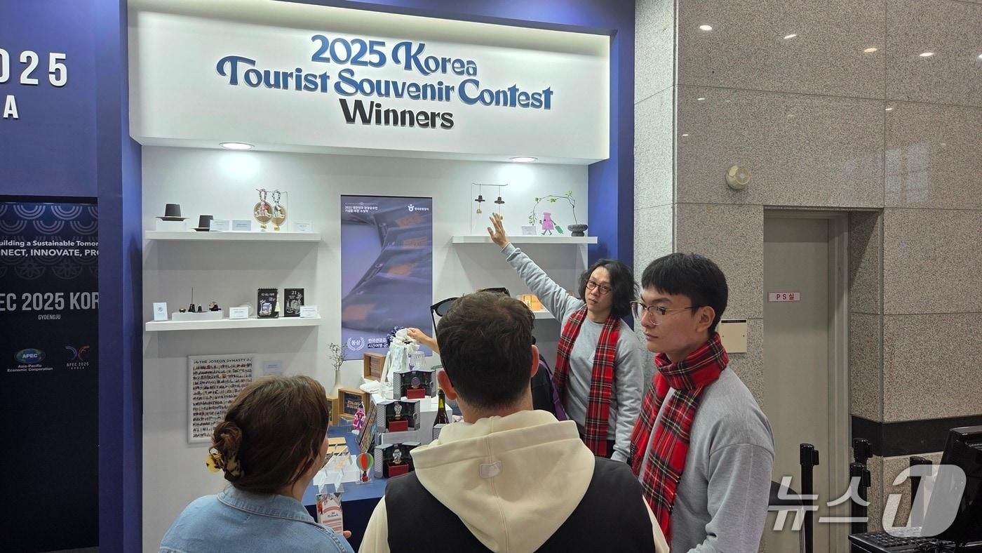 31일 경주역에 마련된 APEC 기념 굿즈 팝업스토어. 외국인 관광객이 &#39;갓&#39;이 달린 풍경 소리를 듣고 있다.2025.10.31/뉴스1 ⓒ News1 이성덕 기자
