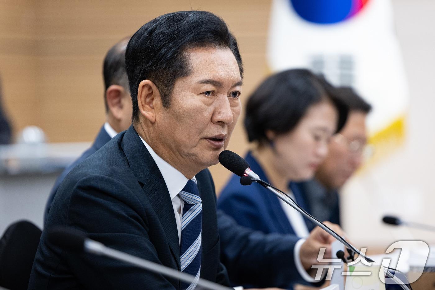 정청래 더불어민주당 대표가 31일 서울 마포구 상장회사회관에서 열린 더불어민주당-한국중견기업연합회 정책간담회에서 인사말을 하고 있다. 2025.10.31/뉴스1 ⓒ News1 유승관 기자