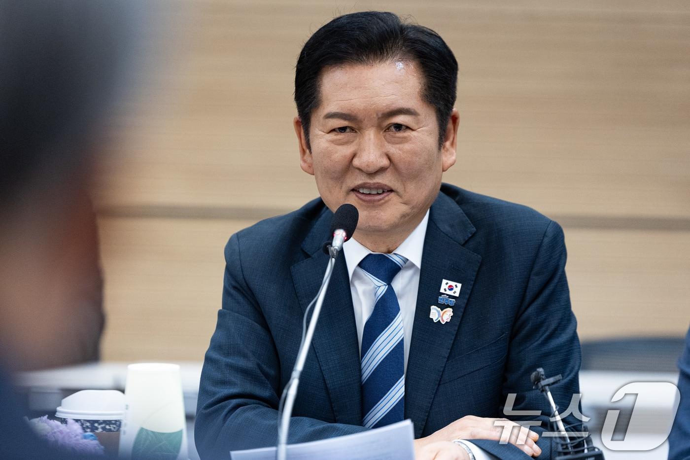 정청래 더불어민주당 대표가 지난달 31일 서울 마포구 상장회사회관에서 열린 더불어민주당-한국중견기업연합회 정책간담회에서 인사말을 하고 있다. 2025.10.31/뉴스1 ⓒ News1 유승관 기자